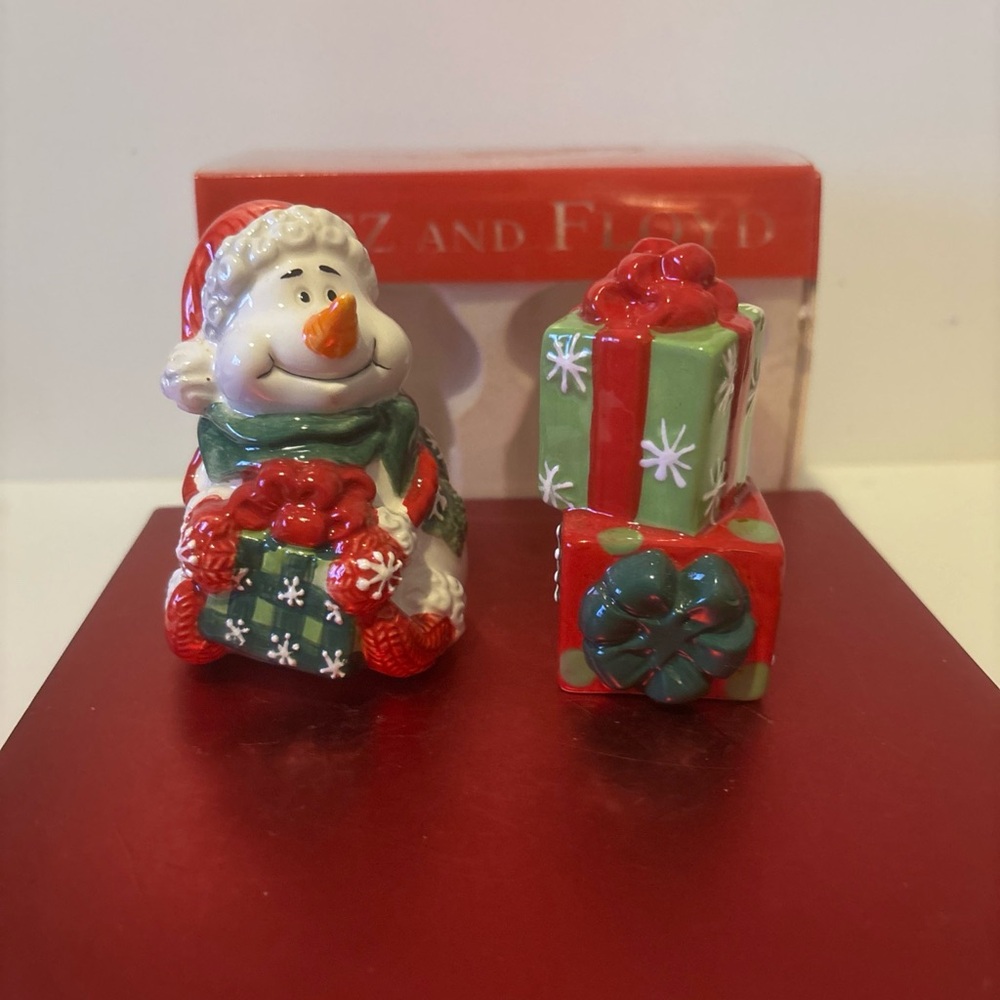 Fitz & Floyd Snow Circles Salt & Pepper Shakers. Snowman & Gift Boxes.